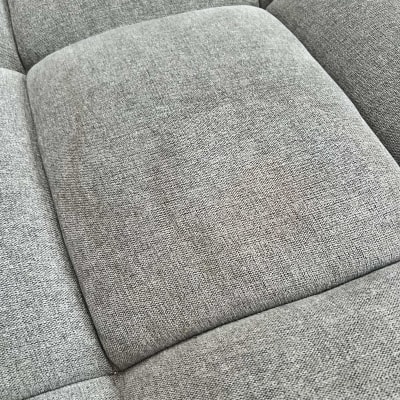 תקריב של ספה אפורה עם כתם קטן