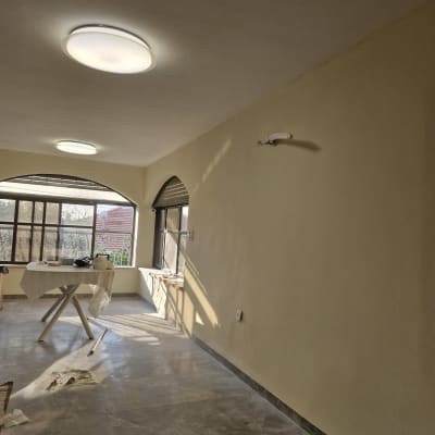 חדר עם קירות צבועים בצבע בהיר ושולחן עבודה