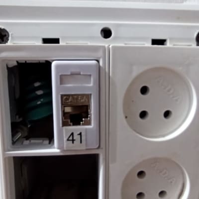 שקע רשת CAT6A ושקע חשמל על קיר לבן