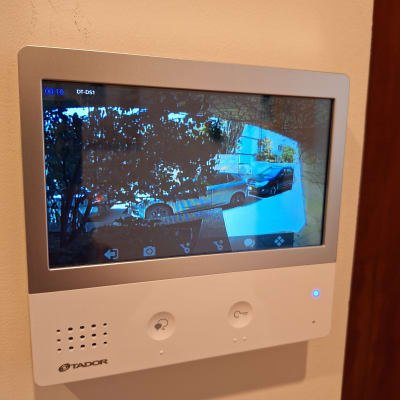 מסך אינטרקום עם תצוגת מצלמה חיצונית