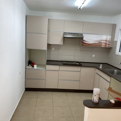 מטבח עם מוצרי ניקוי על השיש