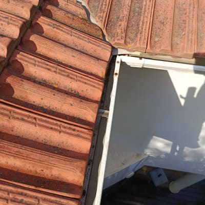 גג רעפים עם תעלת ניקוז