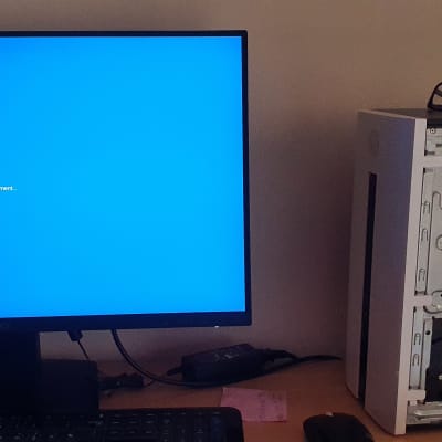 מסך מחשב כחול ומארז מחשב פתוח עם רכיבים פנימיים