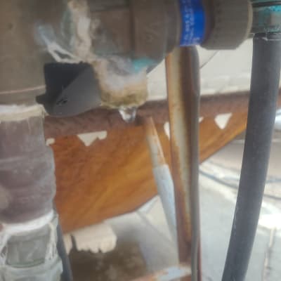 שסתום דולף עם צינורות מחוברים לדוד שמש