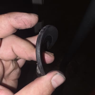 אדם מחזיק גומייה או אטם בידו