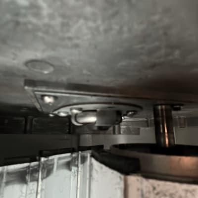 חלקי תריס מתכתיים עם ברגים ומסילות