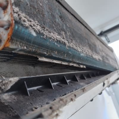 יחידת מיזוג אוויר מלוכלכת עם חלודה ואבק