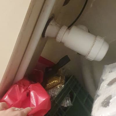 צינור ניקוז מתחת לכיור עם חיבורי פלסטיק