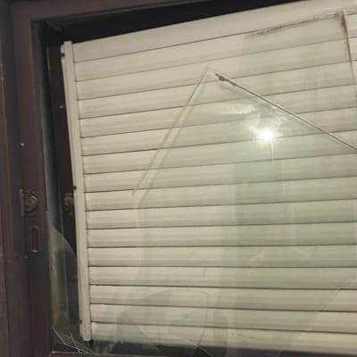 חלון עם זכוכית שבורה ותריס סגור