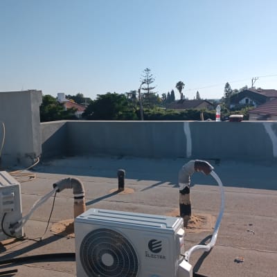 יחידת מיזוג אוויר על גג בניין