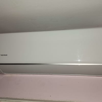 מזגן קיר לבן עם לוגו טדירן