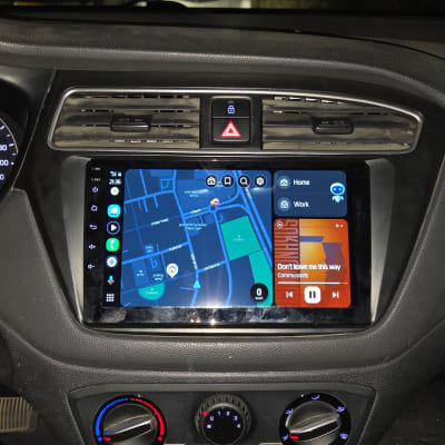 מסך ניווט ומוזיקה ברכב עם לוח מחוונים