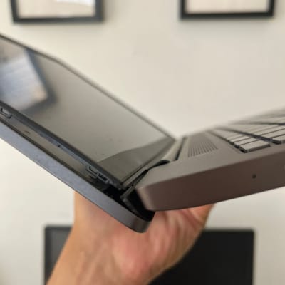 מחשב נייד עם מסך שבור או מנותק