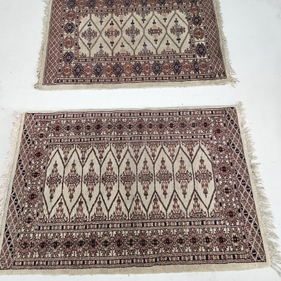 שני שטיחים מונחים על רצפה לבנה