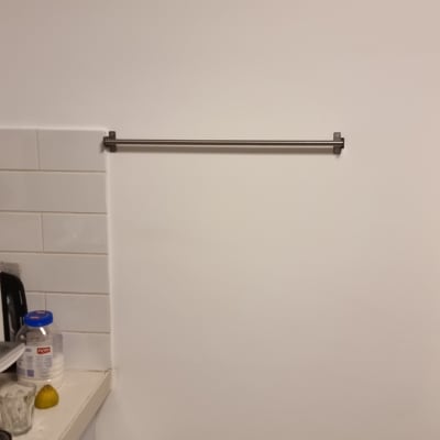 מוט תלייה מותקן על קיר במטבח