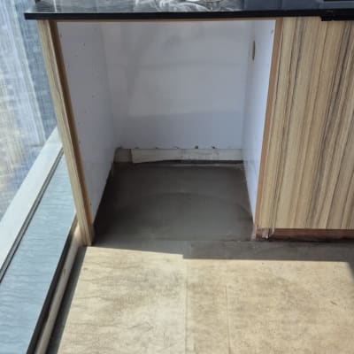 מטבח עם אריחים, שיש וכבל חשמל