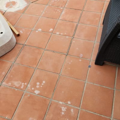 רצפה מלוכלכת עם כתמים לבנים לניקוי