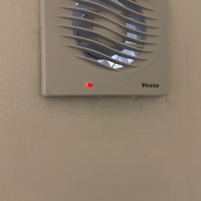 מאוורר קיר עם תאורה אדומה