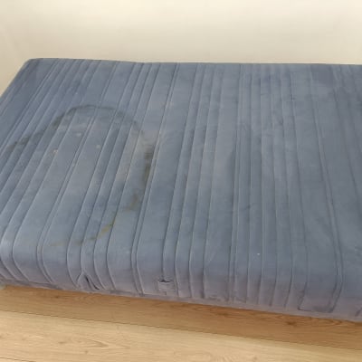 כתם על ספה כחולה לפני ניקוי