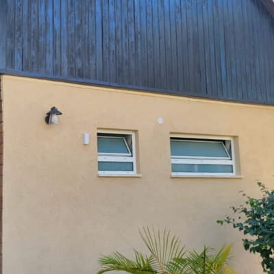 מנורת קיר חיצונית מותקנת על קיר הבית