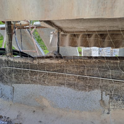 רשת מתוחה למניעת כניסת יונים על גג מבנה