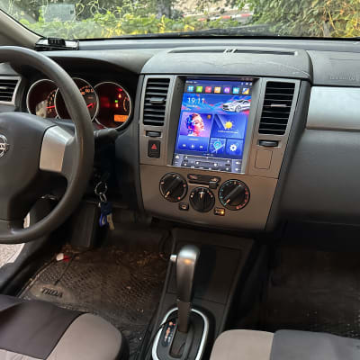 מערכת מולטימדיה ברכב עם מסך מגע ותצוגת לוח מחוונים