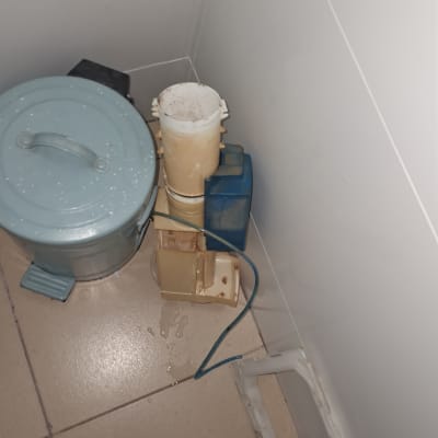 כלים וחלקים הקשורים לאינסטלציה על רצפה רטובה