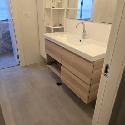 חדר אמבטיה עם כיור ומראה