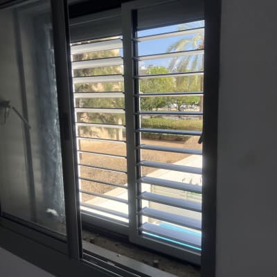 חלון אלומיניום עם תריסים נוף חיצוני