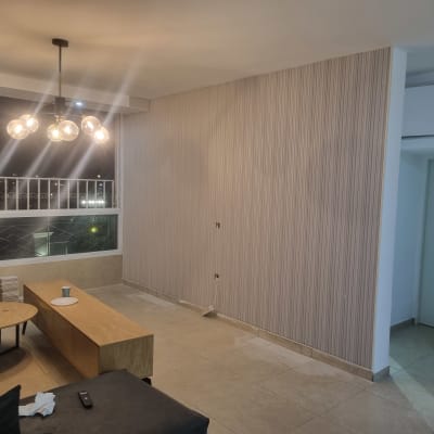 קיר עם טפט, תאורה מודרנית וחלון גדול