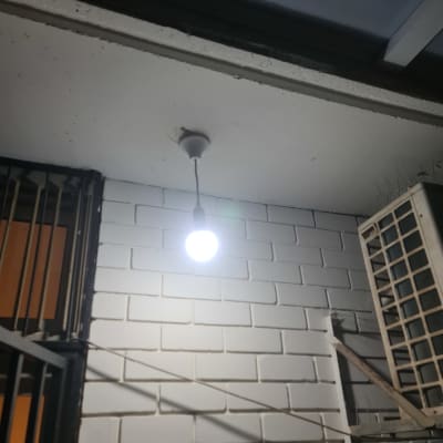 נורה תלויה מהתקרה עם חוט חשמל