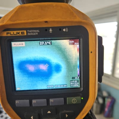 מצלמה תרמית פלוק מציגה תמונת חום עם כתם כחול