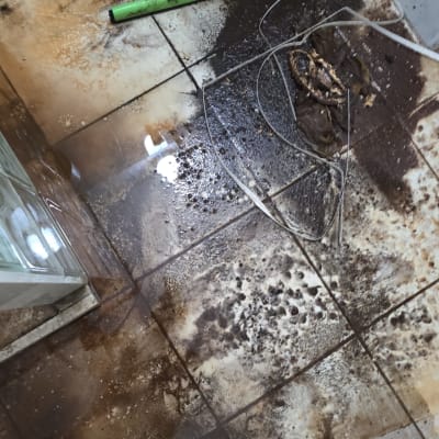 רצפה מלוכלכת עם מים, מגב וחוטים