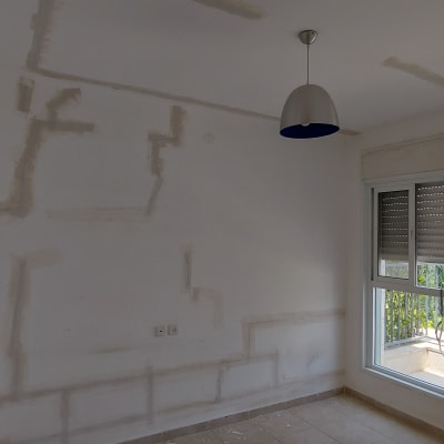 קירות עם תיקוני טיח לפני צביעה