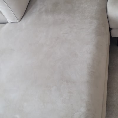 ספה בהירה עם כתמים קלים על המושב