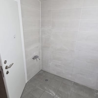 חדר ריק עם אריחי קיר ורצפה חדשים