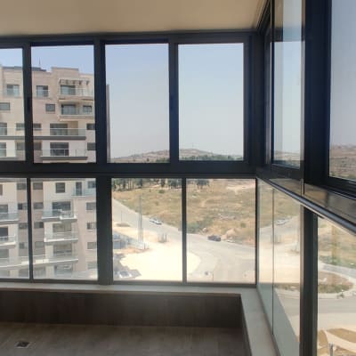 חלונות אלומיניום גדולים במרפסת סגורה