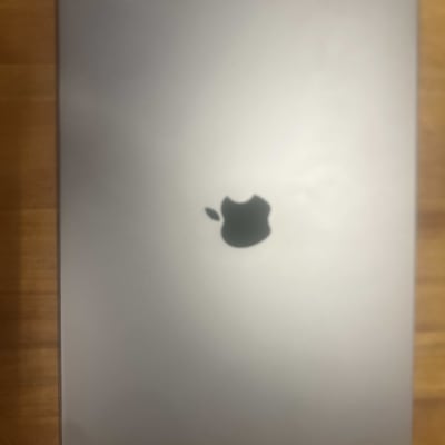 מחשב נייד אפל על שולחן עץ