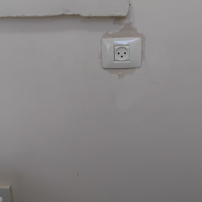 שקע חשמלי מותקן על קיר ליד חלון