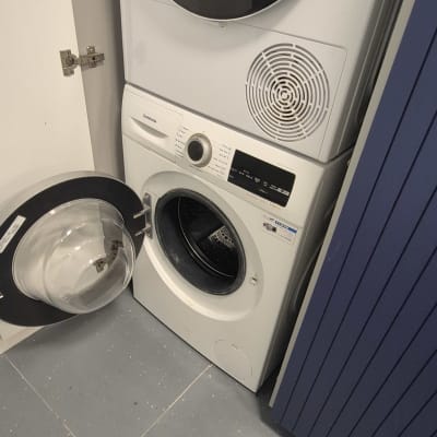מכונת כביסה ומייבש בחדר כביסה