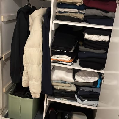 ארון בגדים עם מדפים ותלייה