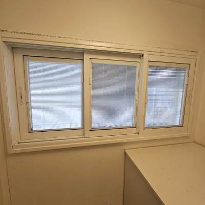 חלון אלומיניום עם תריסים פנימיים