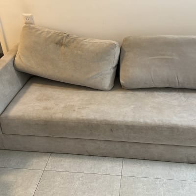 ספה אפורה עם כתמים על הריפוד