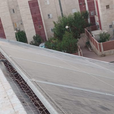 רשת על גג למניעת כניסת יונים