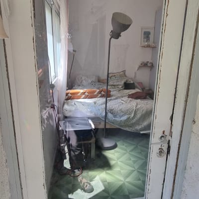 דלת זכוכית עם השתקפות של חדר שינה