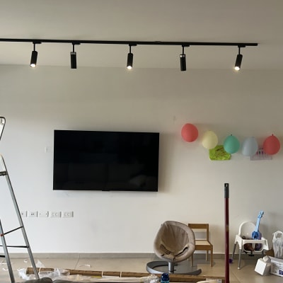 סולם מתכת ליד תאורת תקרה מותקנת