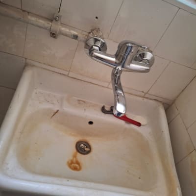 כיור עם ברז וכלי עבודה לידו