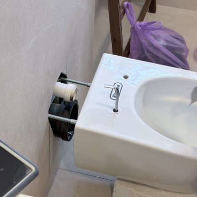 התקנת אסלה תלויה בחדר אמבטיה