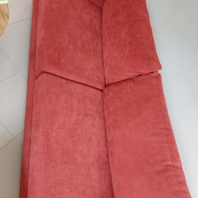 ספה אדומה נקייה על רצפה בהירה