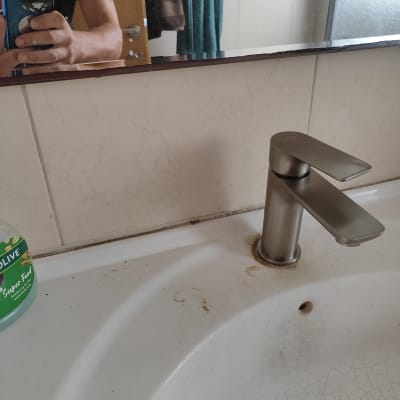 ברז נירוסטה בכיור עם כתמי חלודה